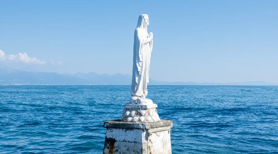 EL CARMEN: La Virgen del Carmen.  «Estrella del mar y patrona de los marineros».            5